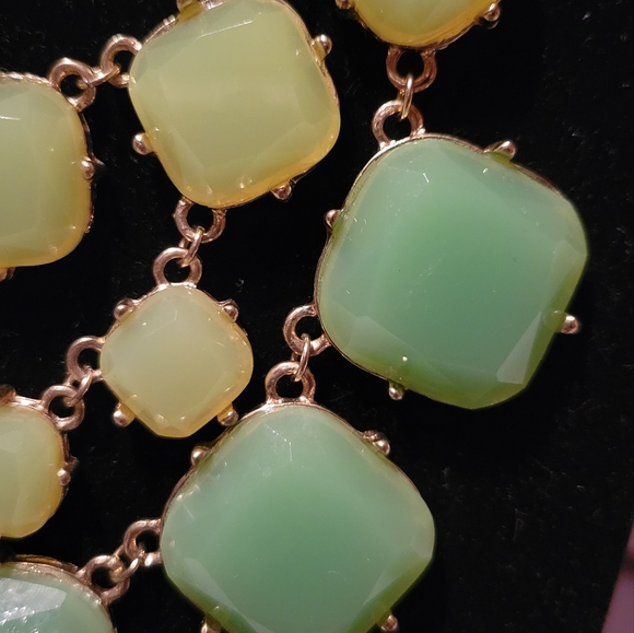 Green acrylic crystal statement necklace - Picture 2 of 4